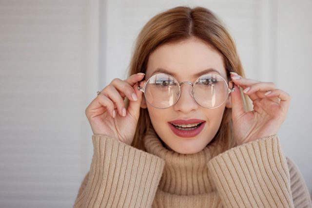 Charming Young Woman Wearing Glasses_1280x853 640x427